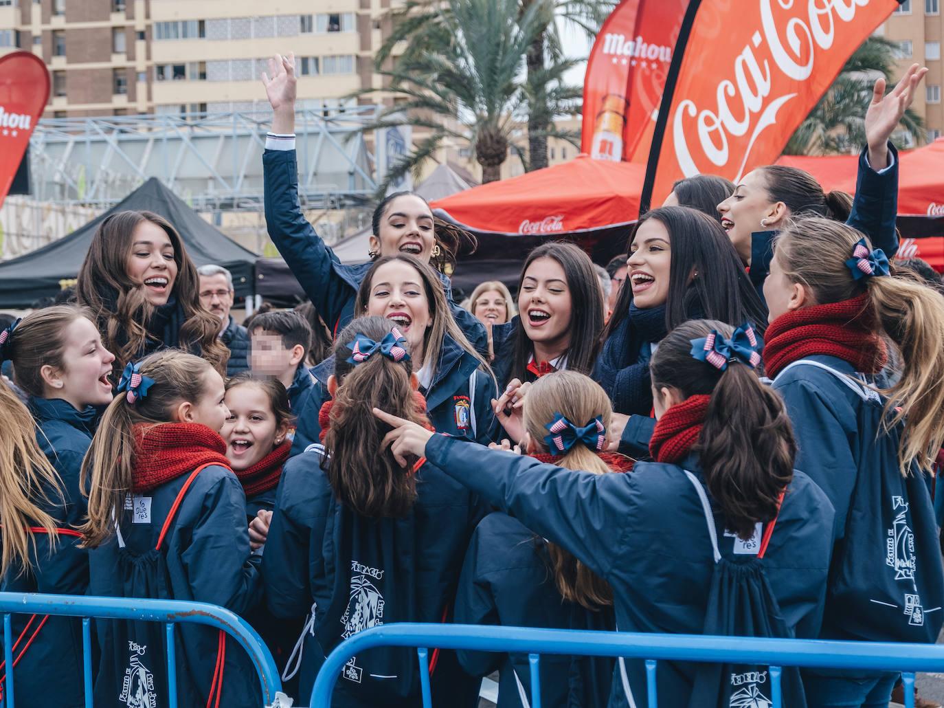 Las belleas del foc y sus dames d'honor saltan tras el disparo