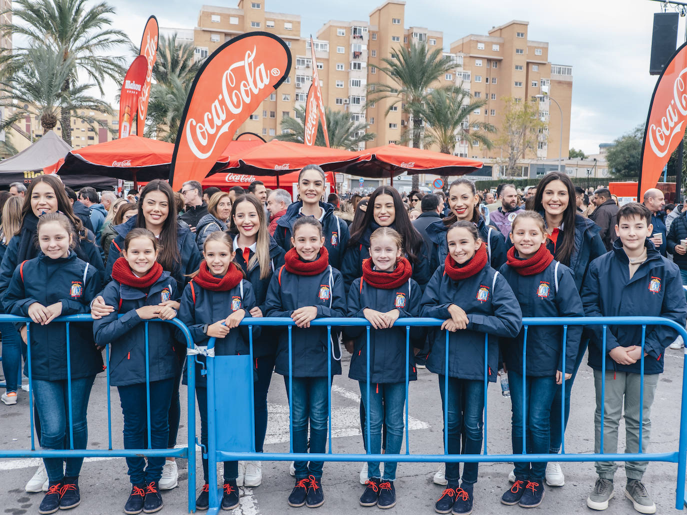 Las belleas del foc y sus dames d'honor en la foto oficial de la mascletà