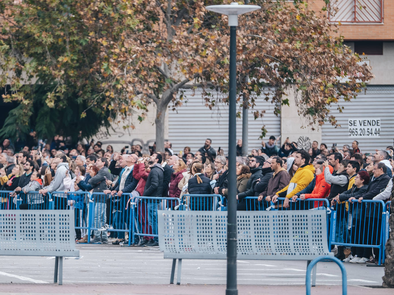 El público disfruta de la mascletà de la Pirotecnia Ferrández
