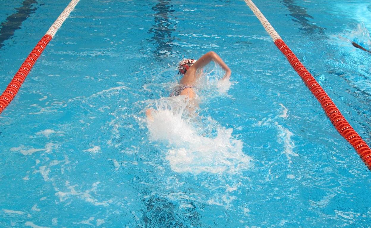 Entrenamiento de natación de una deportista. 