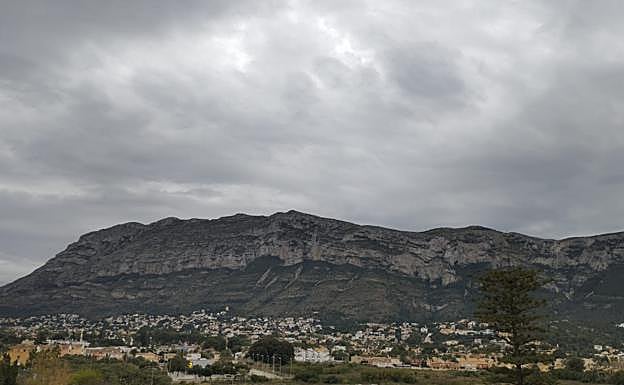 Las nubes cubren el Montgó de Dénia.