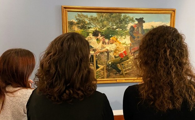 Varias personas observan la 'Fiesta valenciana', una de las joyas de la exposición. 