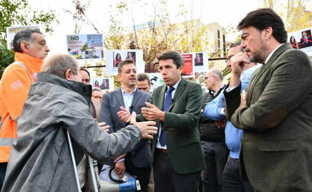 El presidente del PPCV, Carlos Mazón, saluda a los delegados de CCOO y del Sindicato Médico en el SAMU, durante la concentración convocada este lunes por los populares.