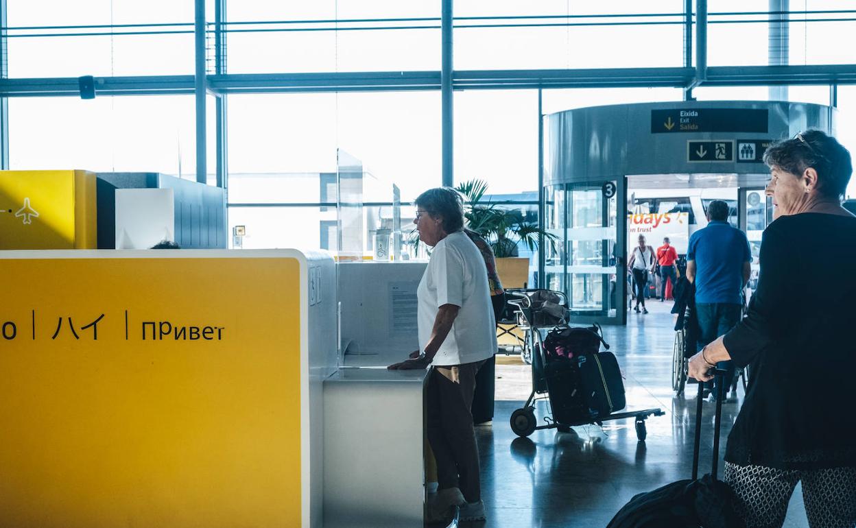 Pasajeros en el Aeropuerto del Altet