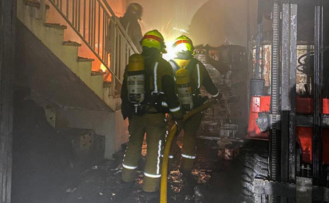 Los bomberos sofocan el incendio de la nave industrial en Elche
