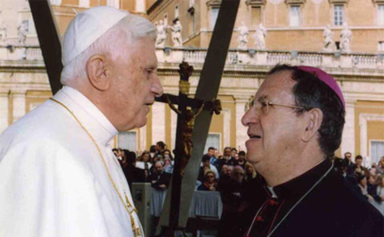 El Papá Benedicto XVI y el obispo Rafel Palmero en una imagen de archivo. 