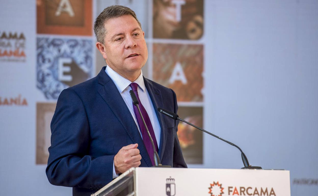 El presidente de Castilla-La Mancha, Emiliano García-Page, durante la Feria Regional de Artesanía 