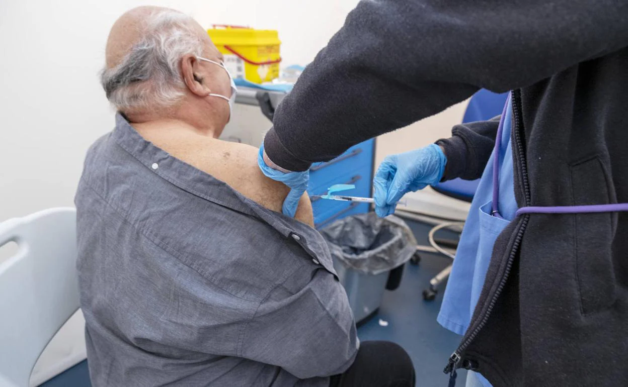 Persona mayor siendo vacunada en el Hospital General de Alicante 