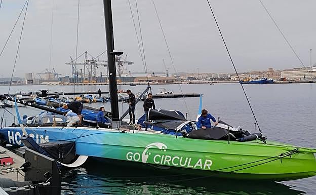 IMOCA del equipo Holcim-PRB durante las preparaciones en Alicante