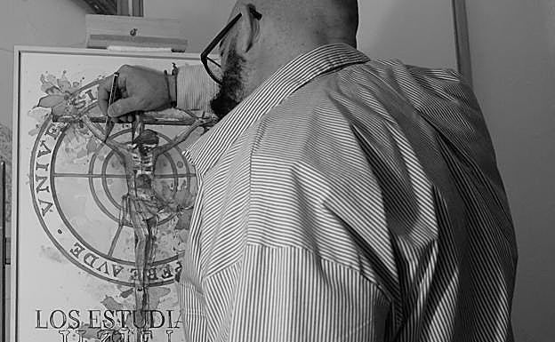 Imagen principal - Luis de la Pura con algunos de sus carteles y detalle de un trazado con su lápiz.