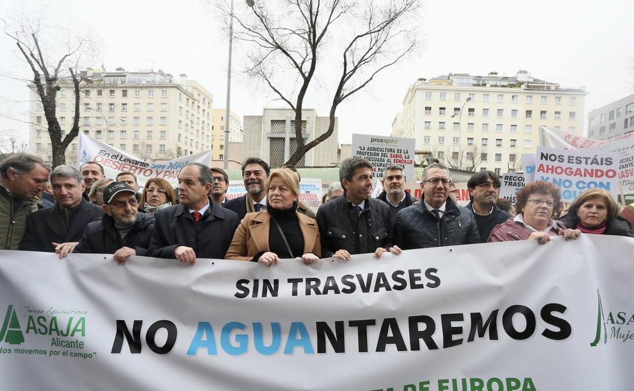 Mazón encabeza la protsta de la Diputación, junto a diputados, alcaldes, regantes y el presidente de la Cámara de Comercio, Carlos Baño.