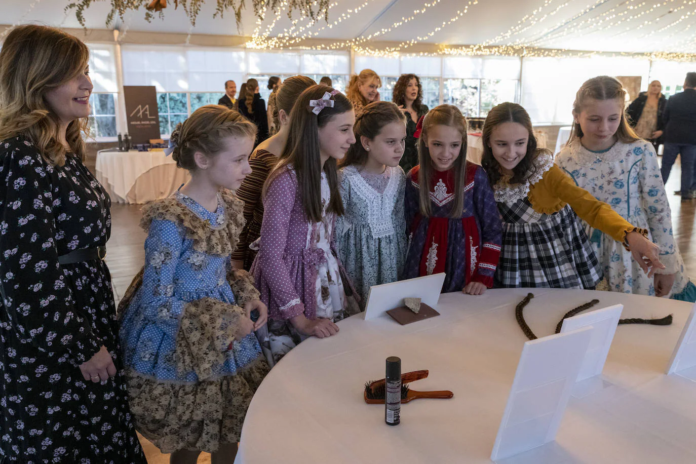 La bellea del foc infantil de Alicante y sus dames d'honor con algunos de los elementos de peluquería