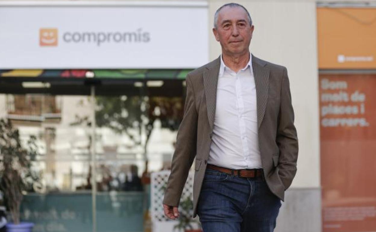 El diputado en las Cortes, Joan Baldoví, a las puertas de la sede de Compromís 