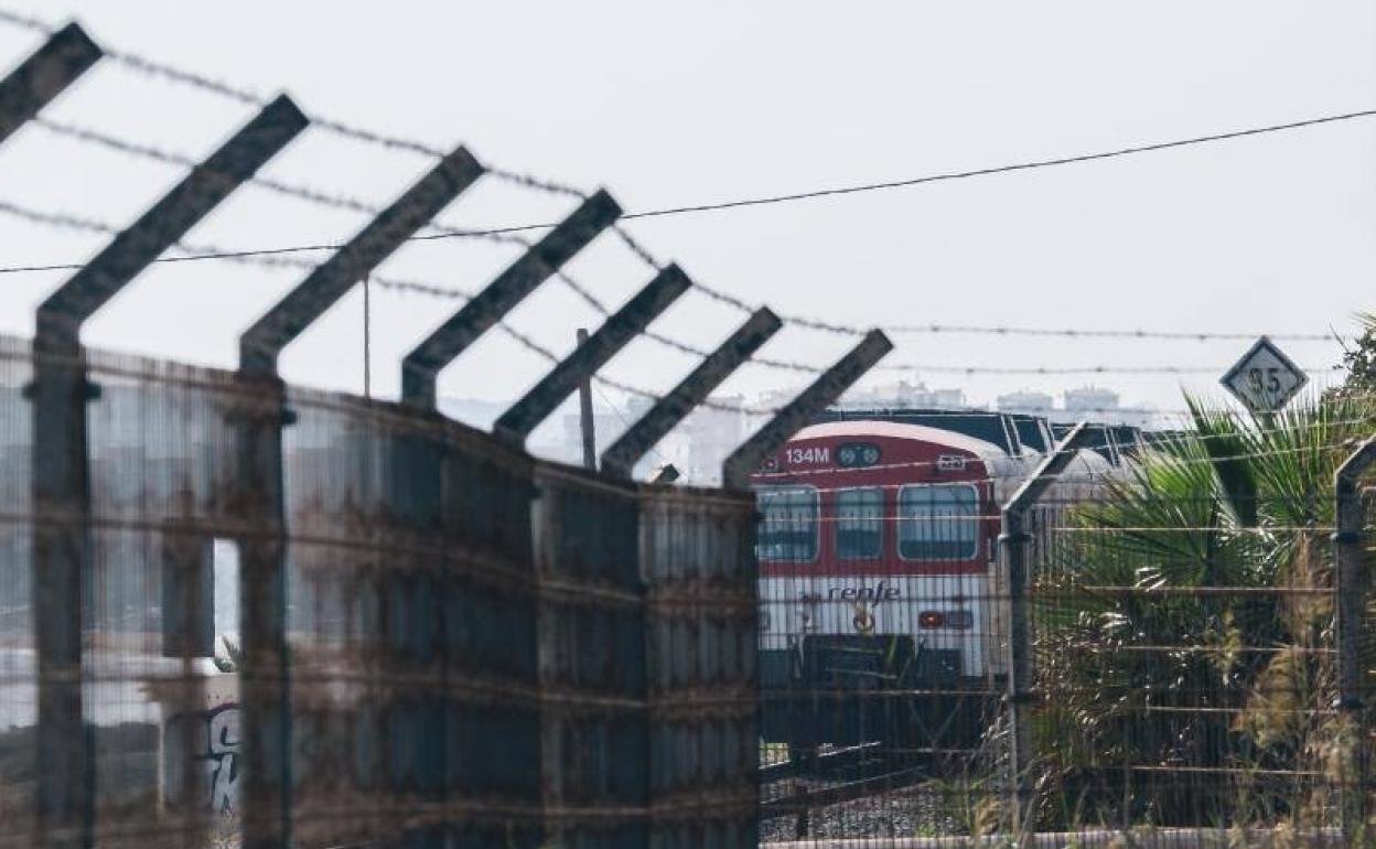 Paso del Cercanías a Murcia por el barrio de San Gabriel. 