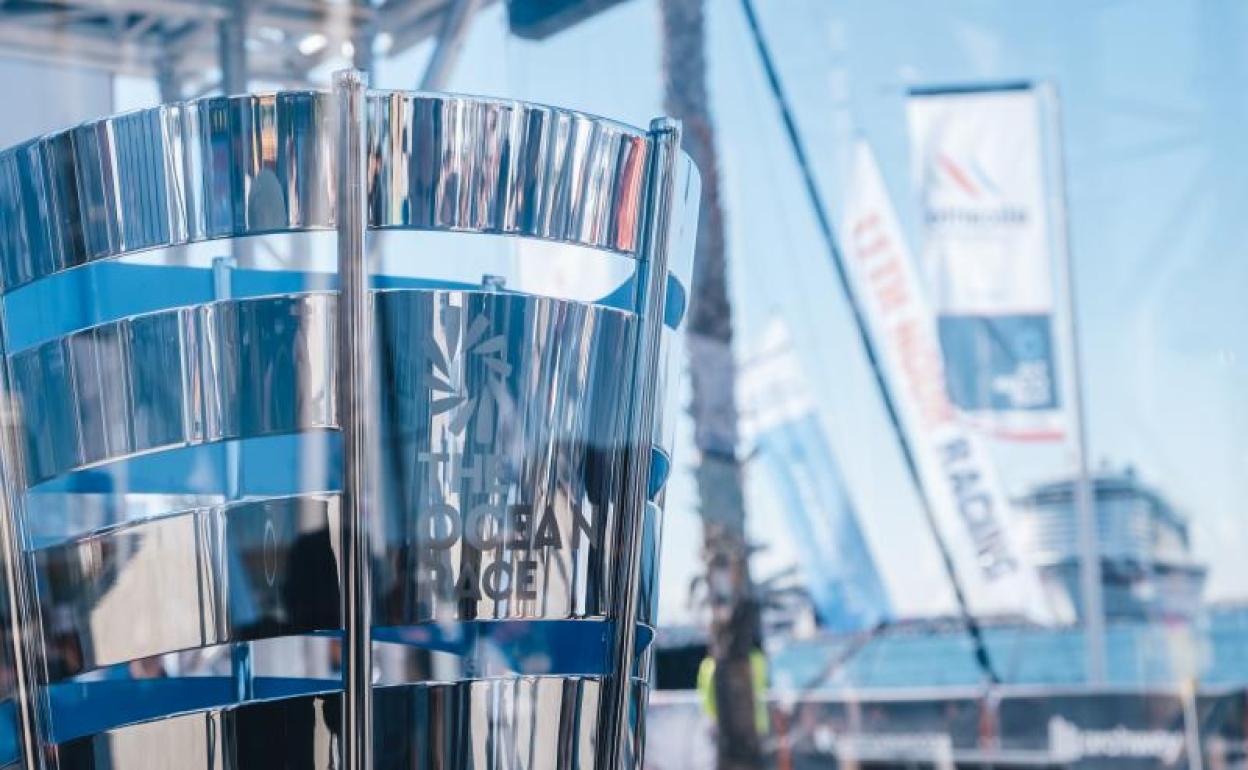 Trofeo de la Volvo Ocean Race, expuesto en el Village del puerto.