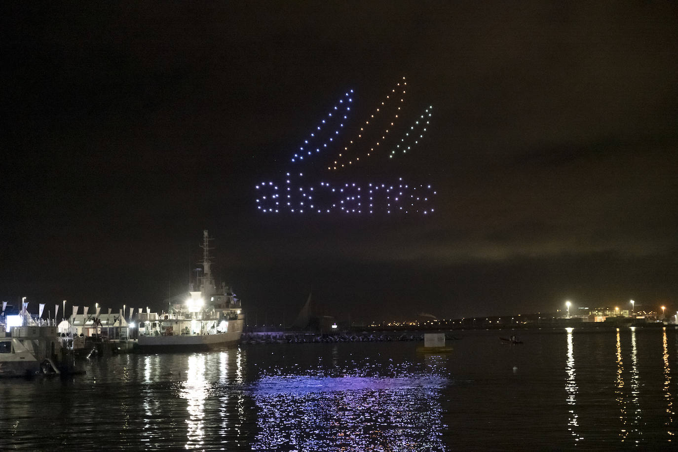 Ocean Race | Unos 200 drones iluminan el cielo alicantino
