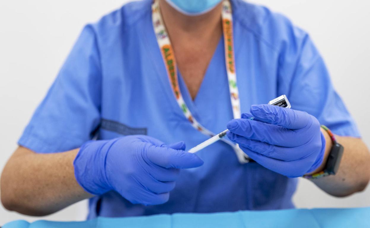 Personal sanitario preparando una dosis 