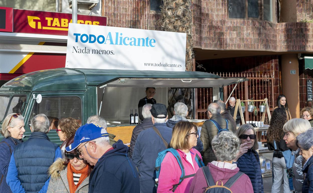 Un grupo visita la 'foodtruck' de TodoAlicante 