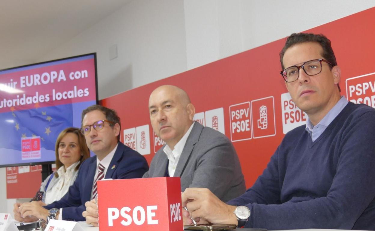 La secretaria de Política Municipal del PSPV Alicante (izquierda), junto a compañeros de partido 