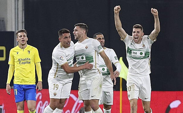 Imagen principal - Imágenes del empate del Cádiz y el Elche esta noche en el Nuevo Miribilla. 