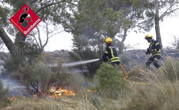 Los bomberos trabajan en la extinción del incendio