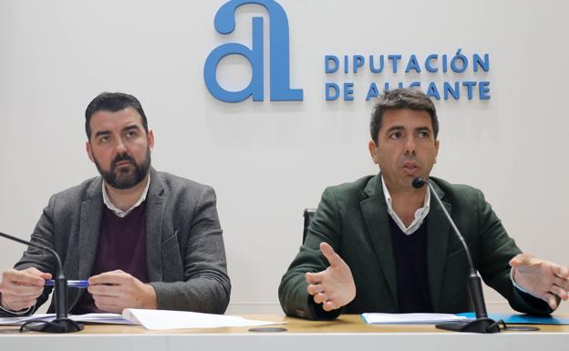El director del Patronato Costa Blanca, José Mancebo, y el presidente de la Diputación, Carlos Mazón, en la presentación de las actividades en Fitur.