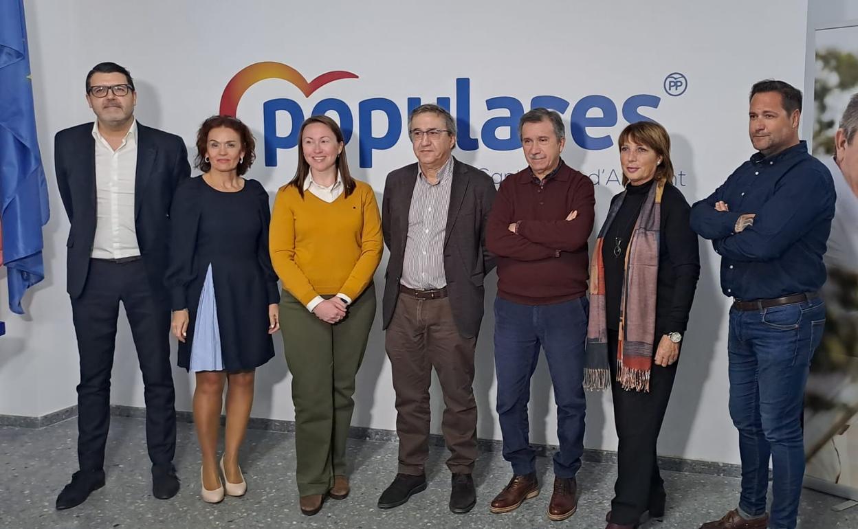 Los nuevos concejales de gobierno en Sant Joan, con el vicesecretario de Organización provincial.