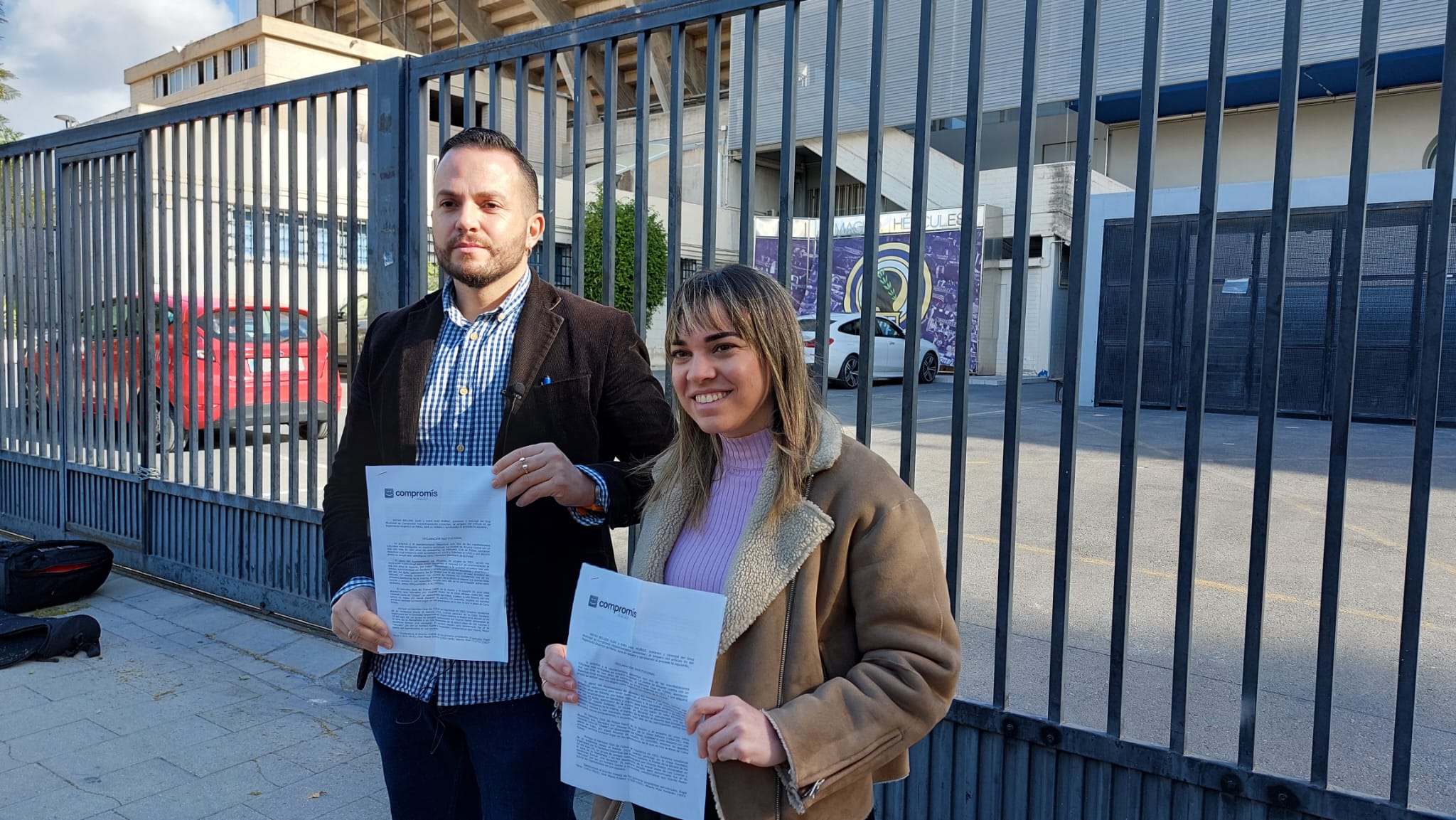 Rafa Mas y Sara Llobell en la rueda de prensa de presentación de la propuesta que Compromís llevará al próximo pleno. 