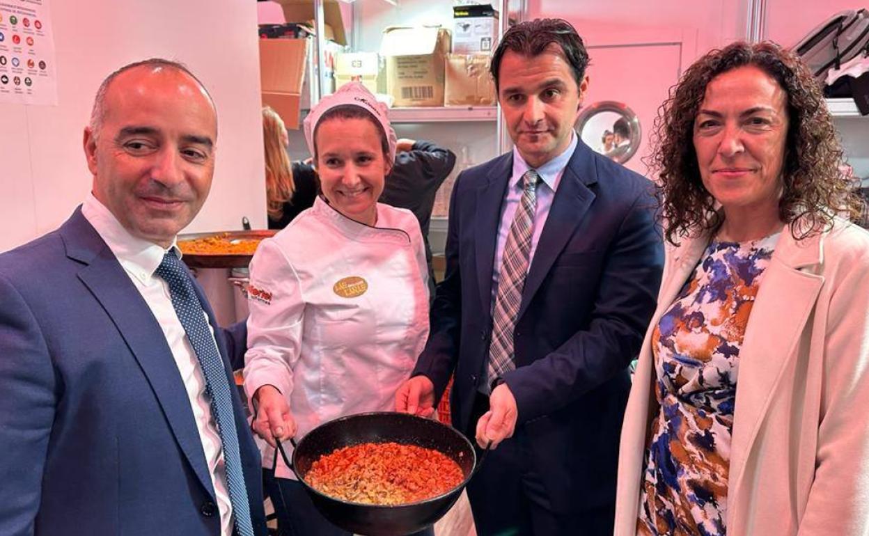El presidente de la Asociación de Hostelería, José Ignacio Pastor; con la concejal de Turismo, Rosario Martínez; el alcalde, Eduardo Dolón, y la chef Mónica Andreu, muestran el caldero marinero típico.