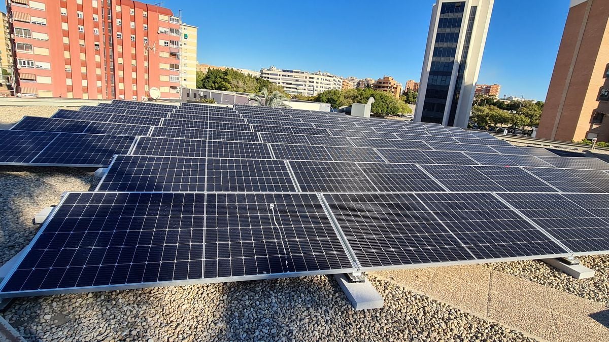 Placas solares en el techo del Colegio de Médicos de Alciante 