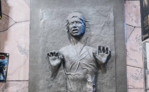Réplica de Han Solo congelado en carbonita