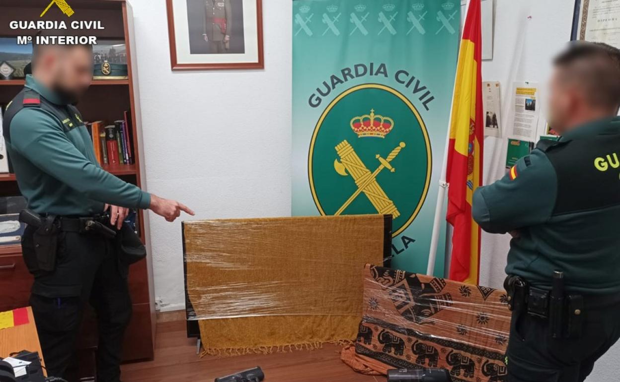 Agentes de la Guardia Civil con varios de los objetos sustraídos por la banda