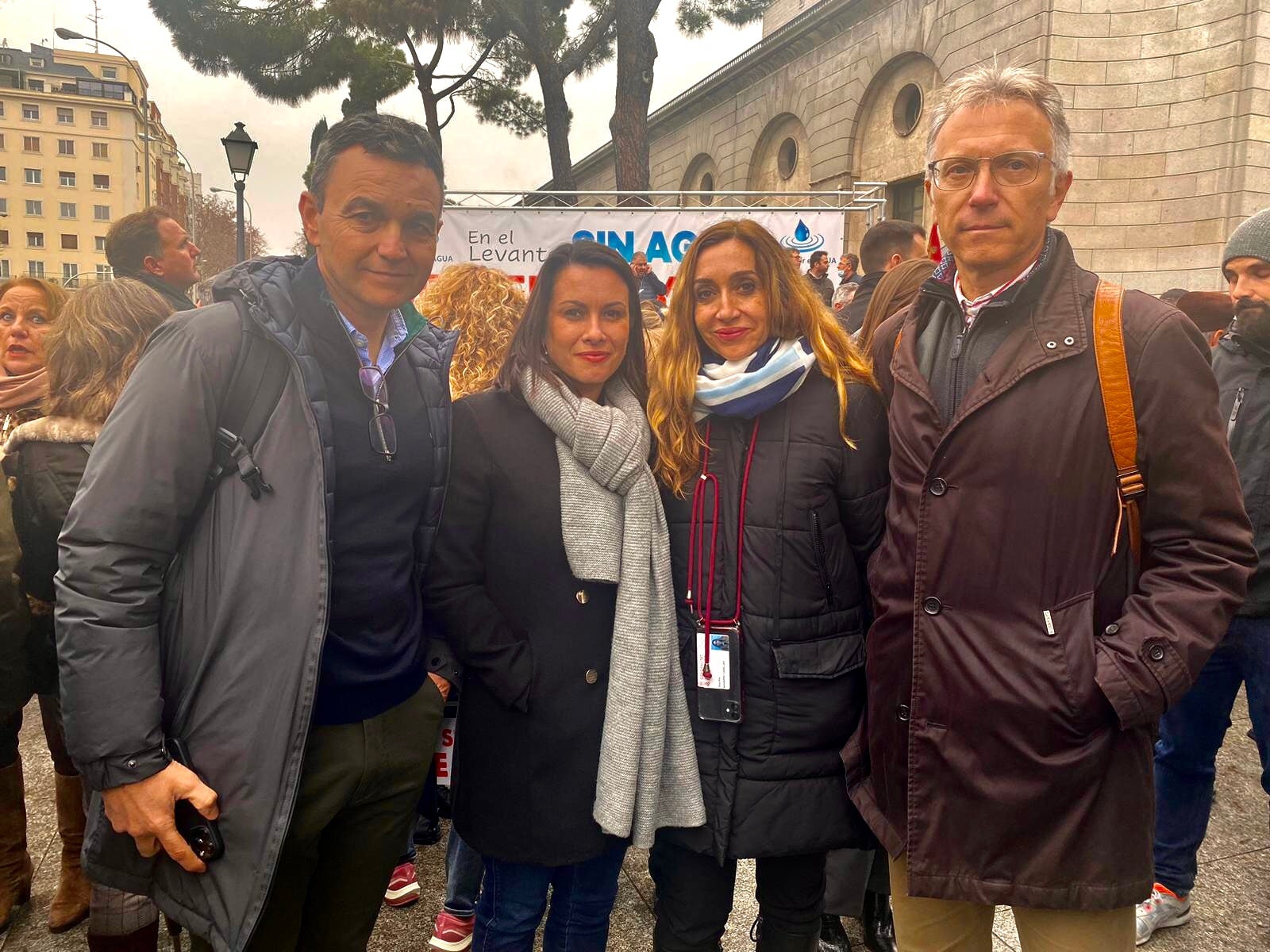 La alcaldesa de Orihuela, Carolina Gracia, con la consellera de Agricultura, Isaura Navarro, y el secretario autonómico, en la protesta en defensa del Trasavse. 