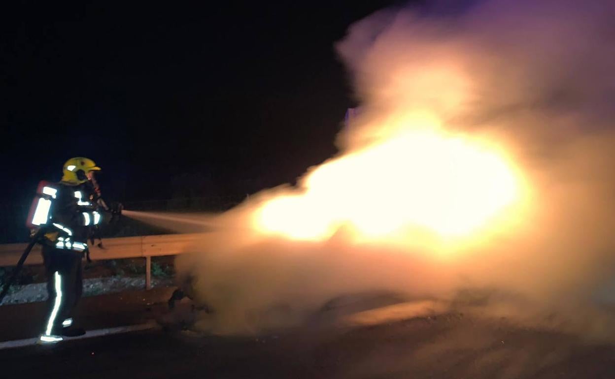 Un bombero del Speis se enfrenta al fuego. 