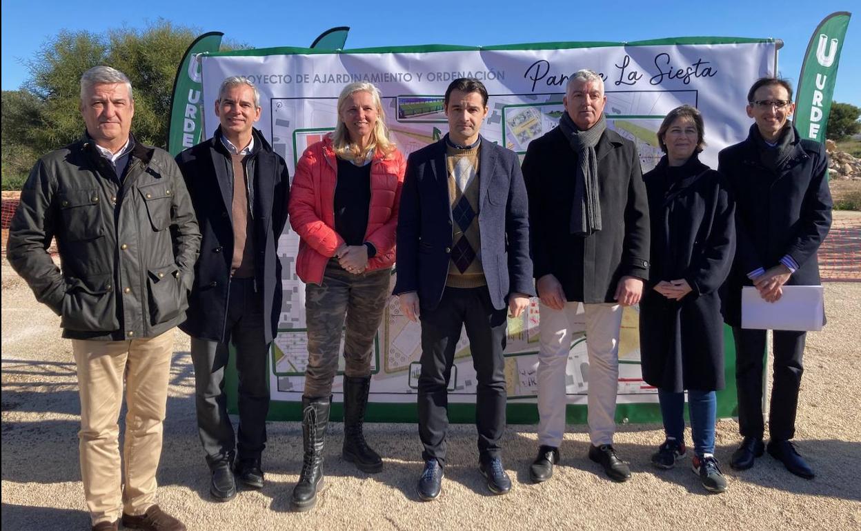 El alcalde, Eduardo Dolón, con los concejales y responsables de la obra. 