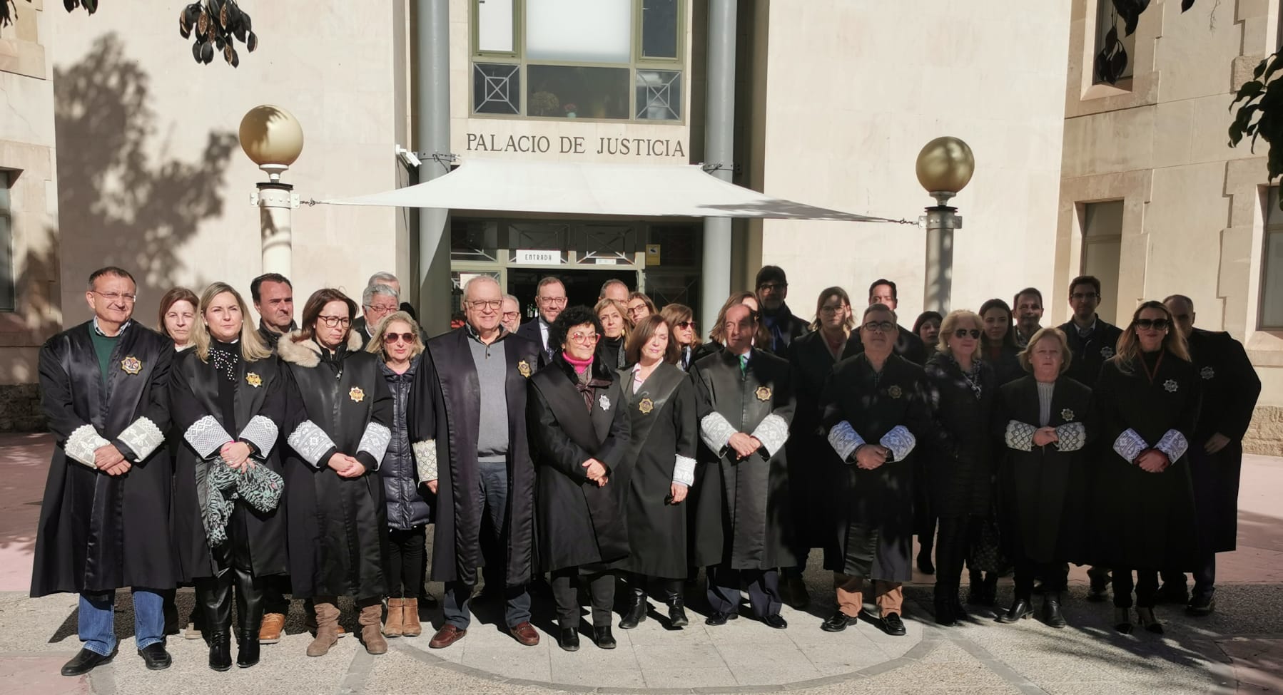 Letrados de Administración de Justicia de Alicante posan frente a los juzgados