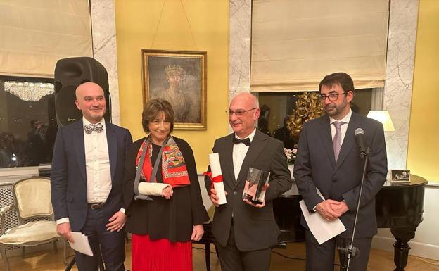 El científico y profesor de la UA Francis Mojica recibe el Premio ACES-Margarita Salas