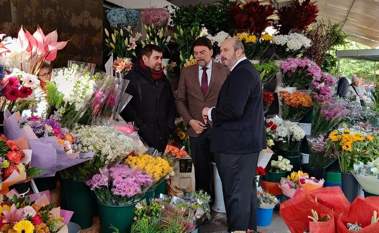 El alcalde de Alicante, Luis Barcala, junto al vicesecretario de Coordinación Autonómica y Local del PP, Pedro Rollán, en el Mercado Central. 