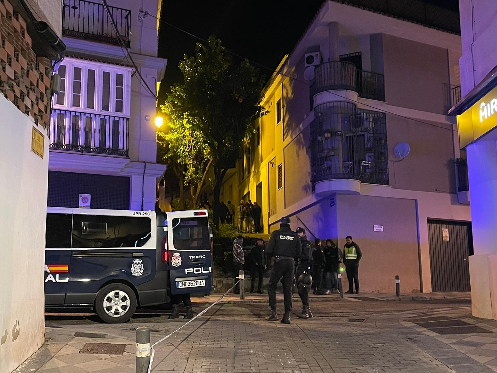 La Policía realiza un registro en la calle Sevilla, de Algeciras, donde presumiblemente hay una vivienda vinculada con el detenido.
