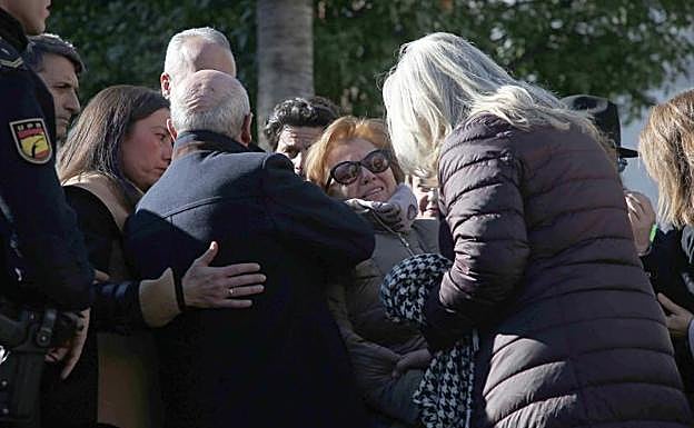 Familiares visiblemente afectados durante la concentración celebrada en la plaza alta de Algeciras (Cádiz) por el asesinato del sacristán Diego Valencia.