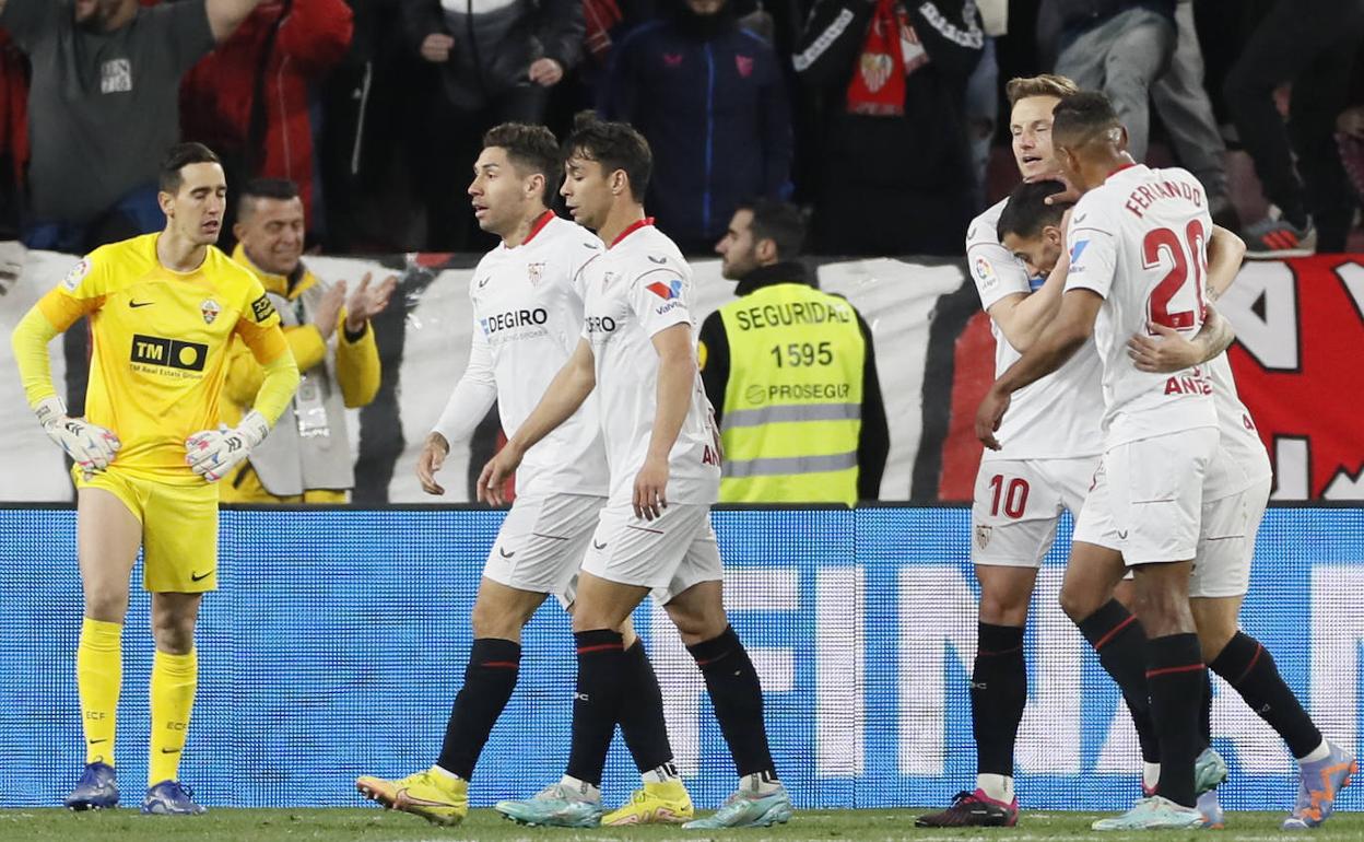 Los jugadores del Sevilla celebran uno de los goles anotados este sábado. 