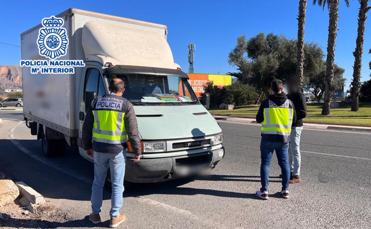 Imagen del camión y del conductor asaltado