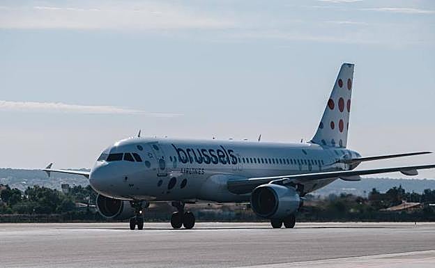 Avión en la pista del aeropuerto de Alicante-Elche.