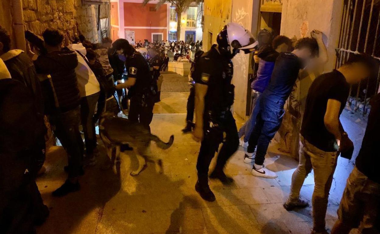 Imagen de un operativo policial realizado en la zona con decenas de jóvenes en la plaza del Carmen. 