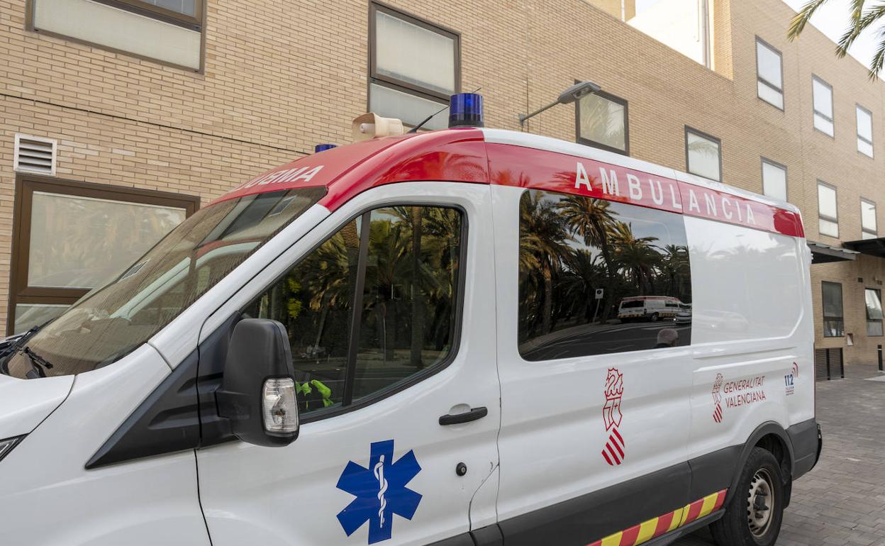 Una ambulancia en el Hospital General Universitario de Elche. 