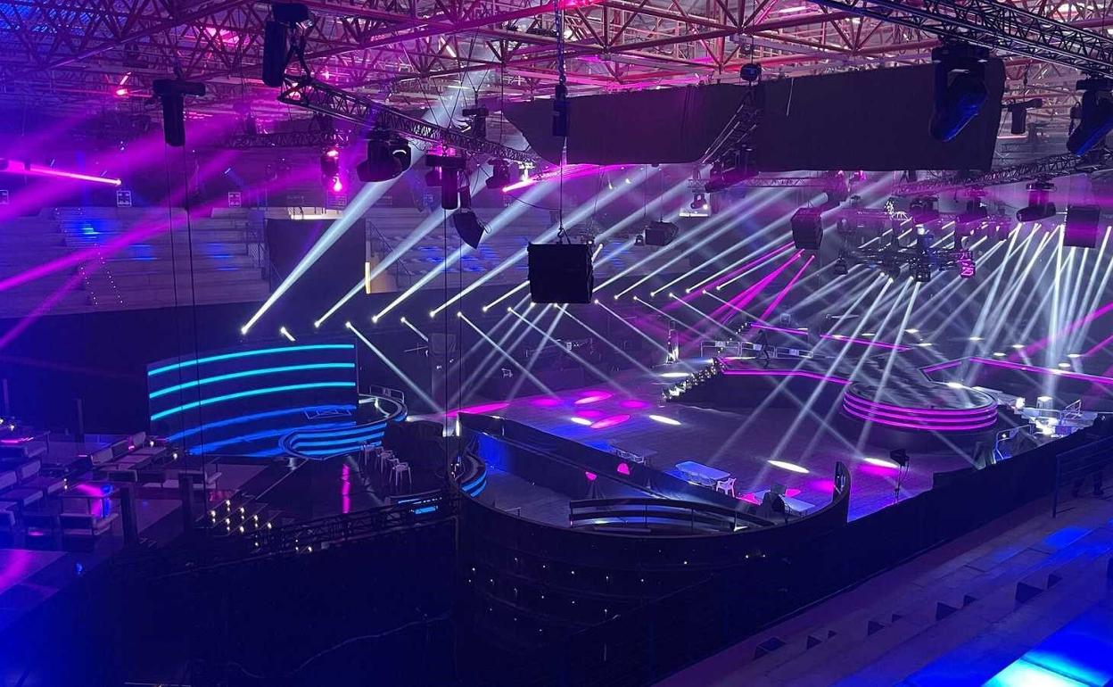 Imagen del escenario instalado en el Palau d'Esports l'Illa de Benidorm