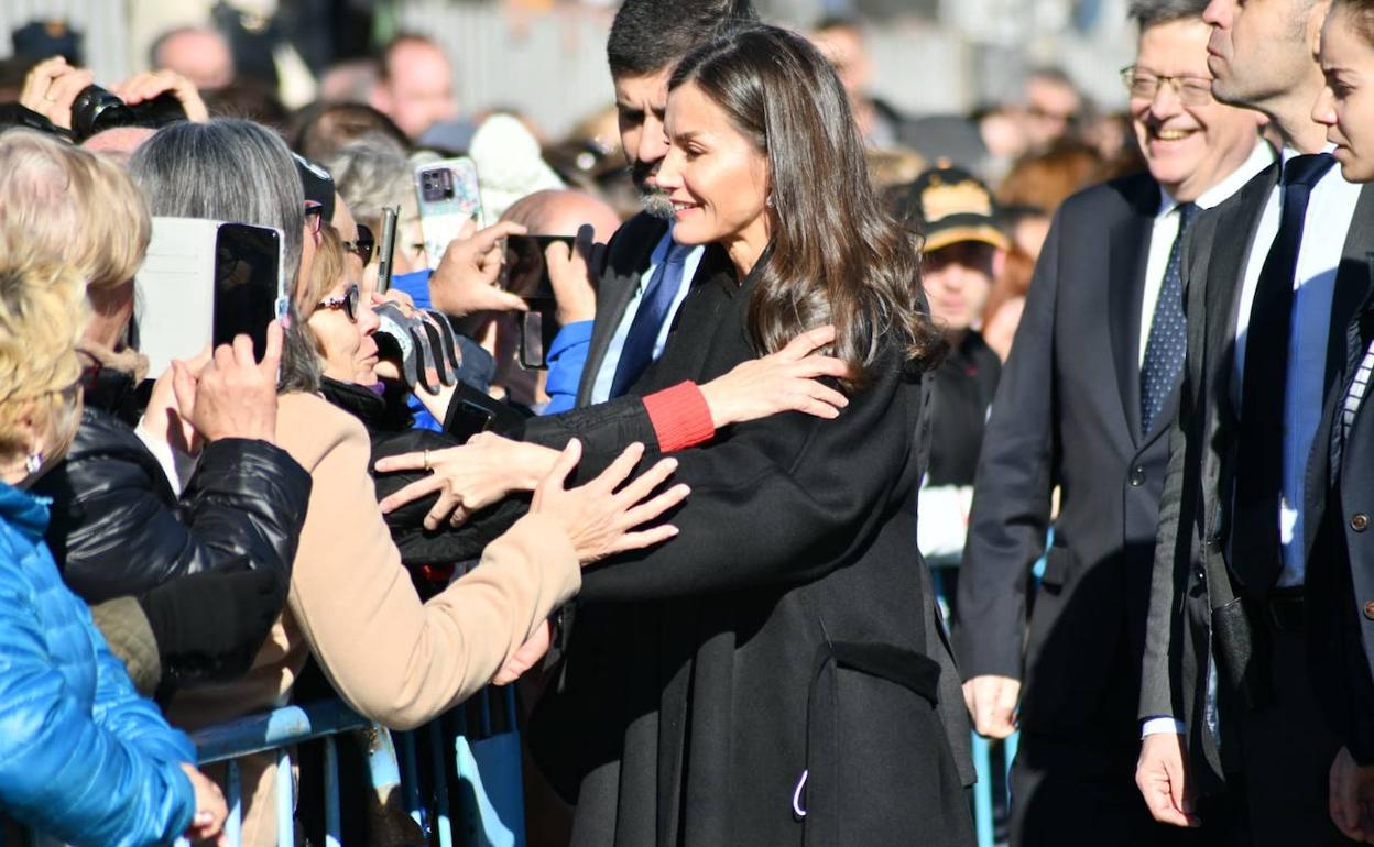 La reina Letizia en su llegada al municipio alicantino de Petrer. 