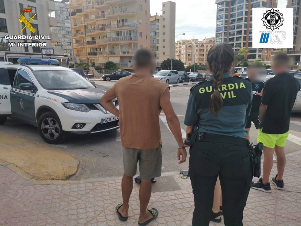 La Guardia Civil y la Policía Local de Calpe, con los implicados en la reyerta. 