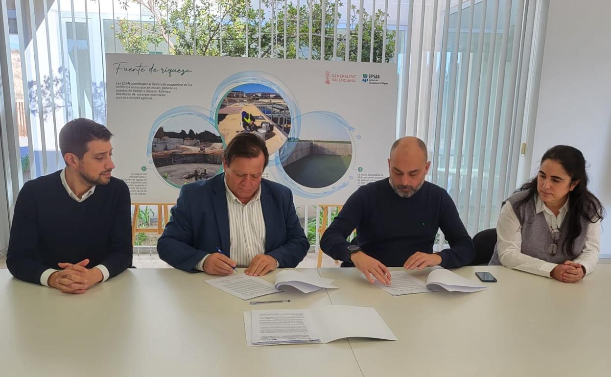 Imagen de la firma del acuerdo entre representantes del Epsar, la Conselleria y Riegos Levante 