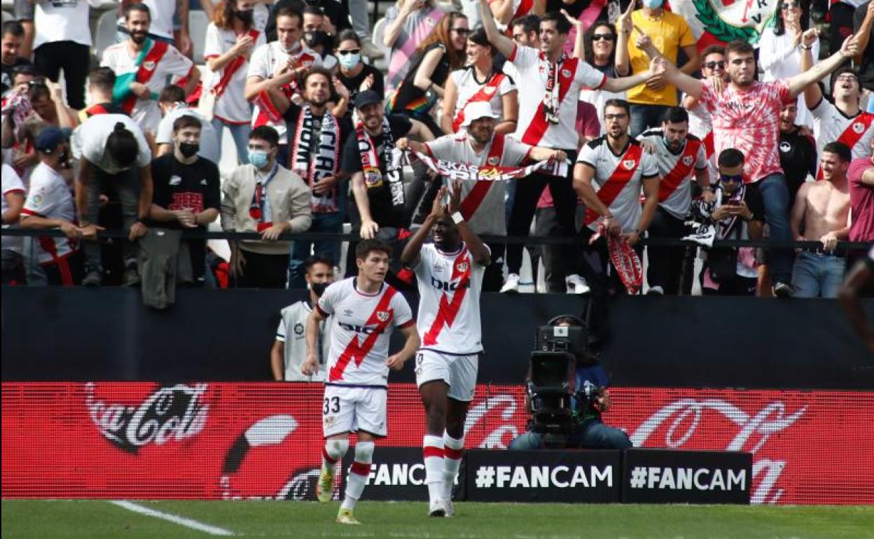 Randy Nteka celebra un gol con el Rayo Vallecano 